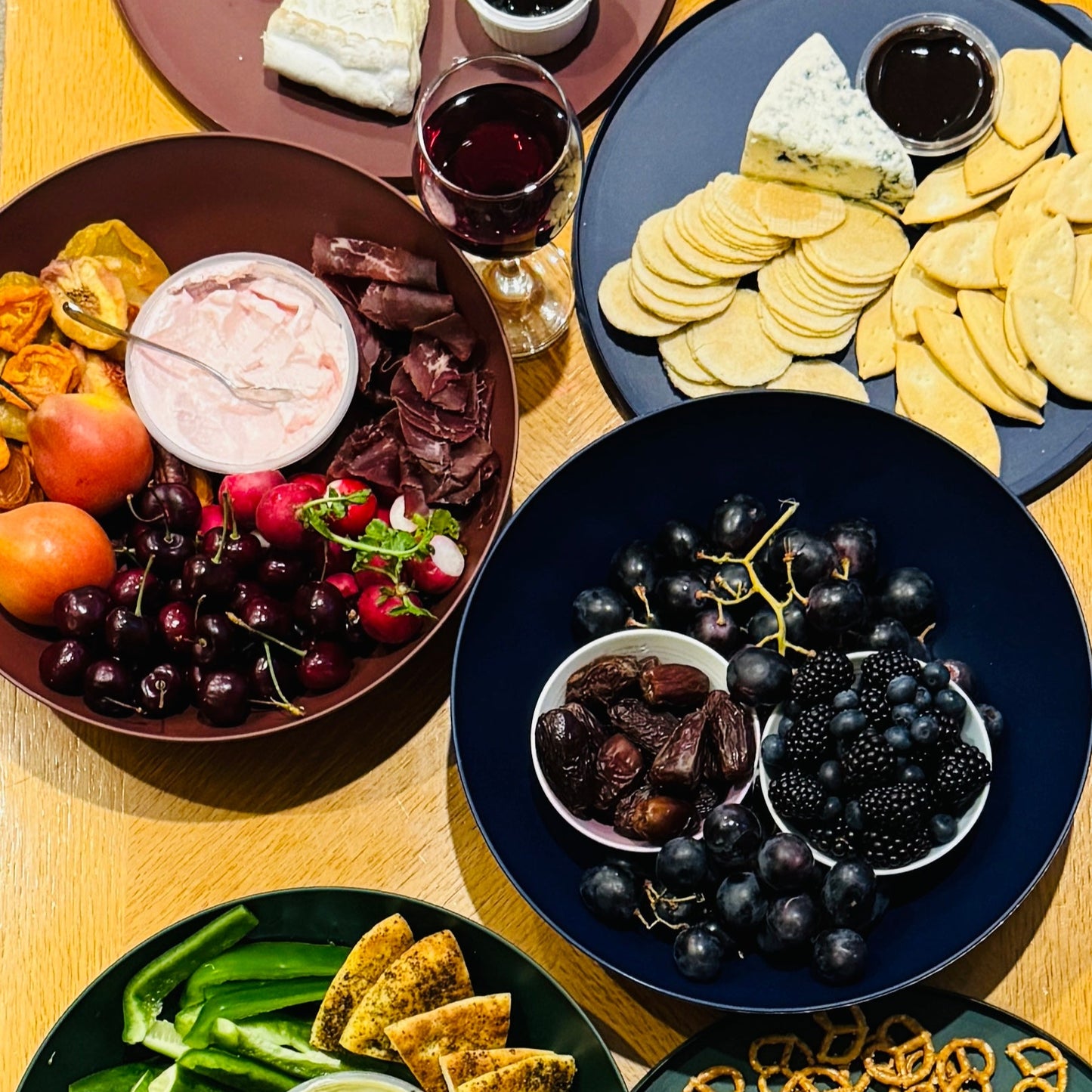 Serving bowl with a lid — the round (large)