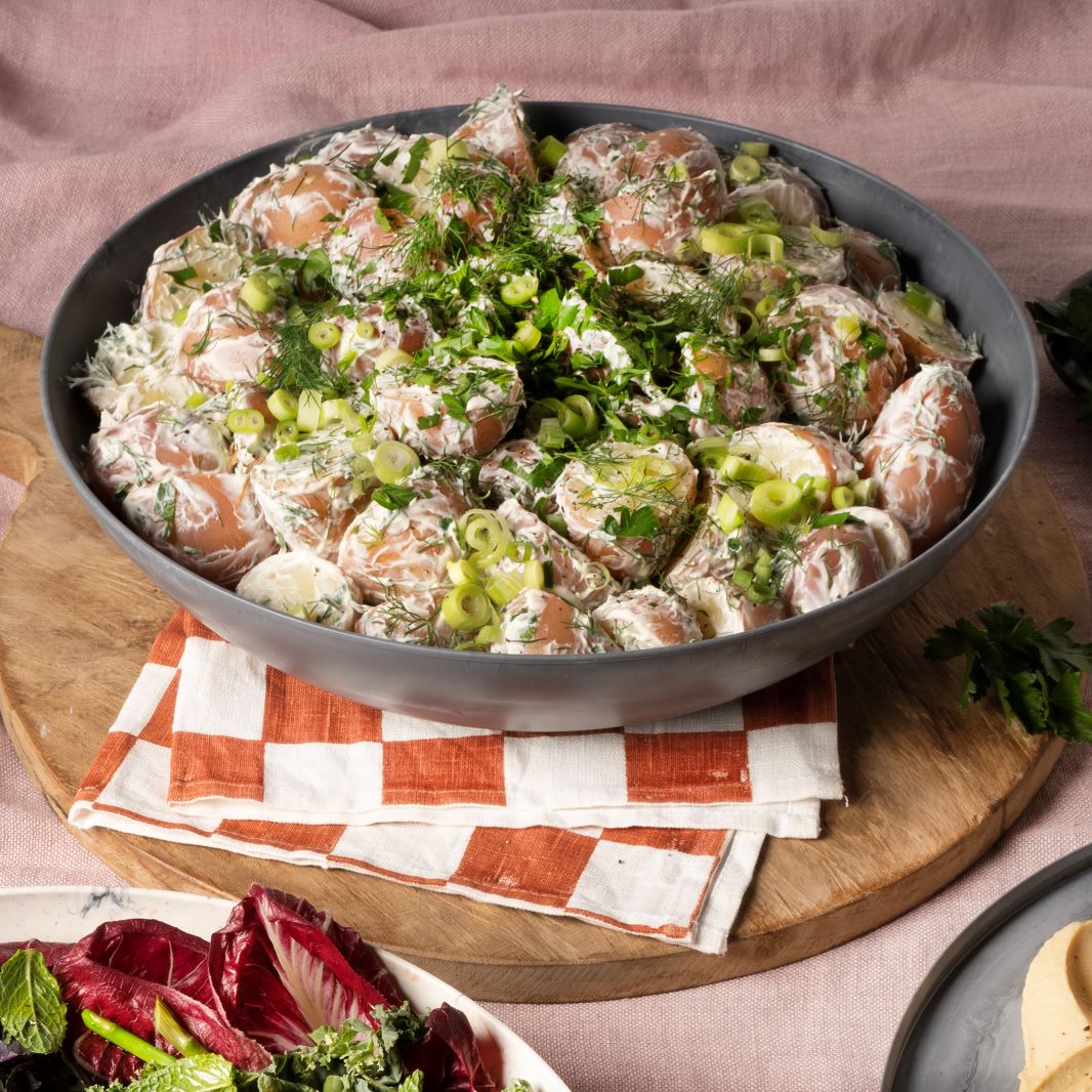 Serving bowl with a lid — the round